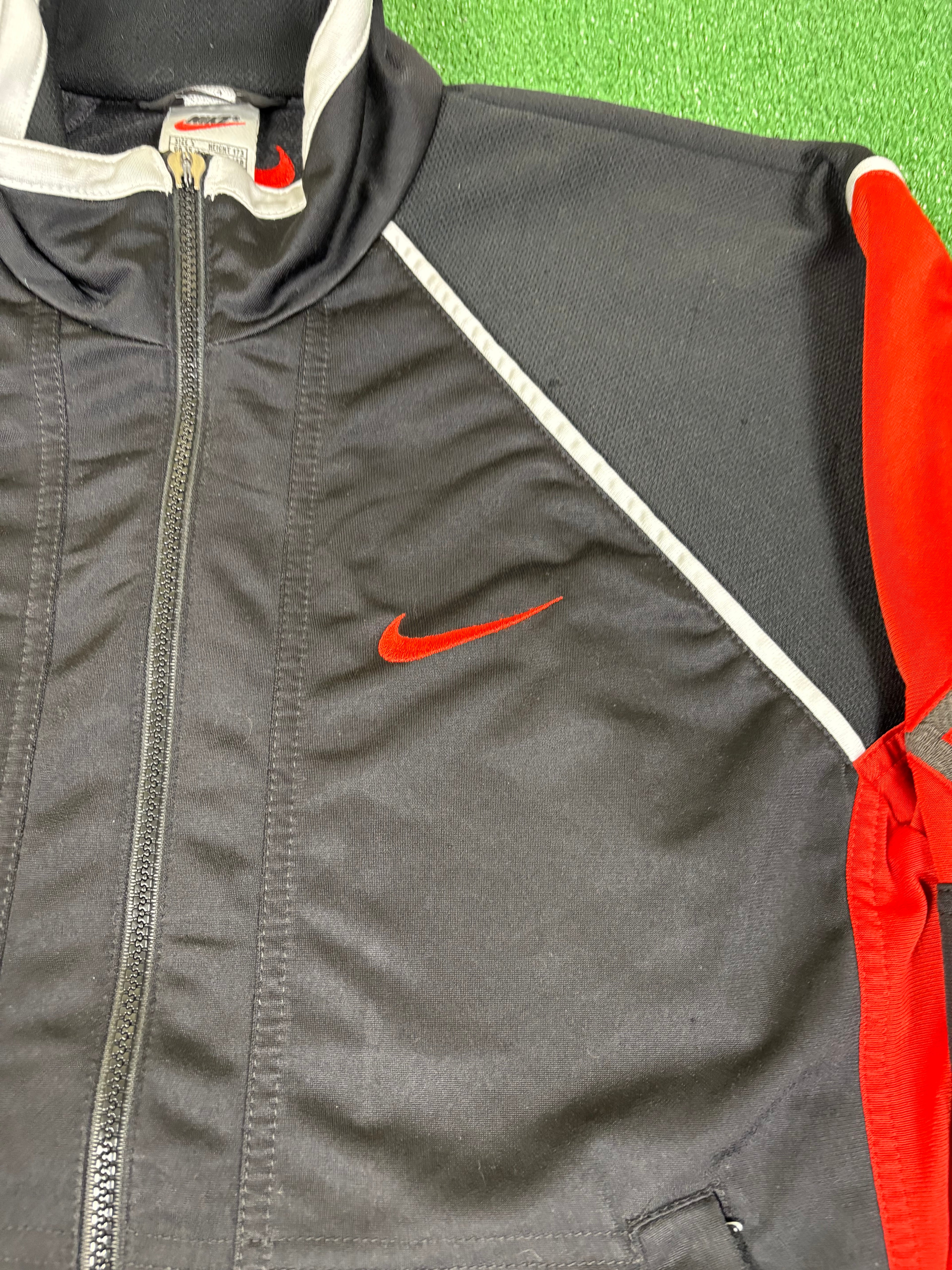 CHAQUETA NIKE ROJA Y NEGRA VINTAGE EXCLUSIVA