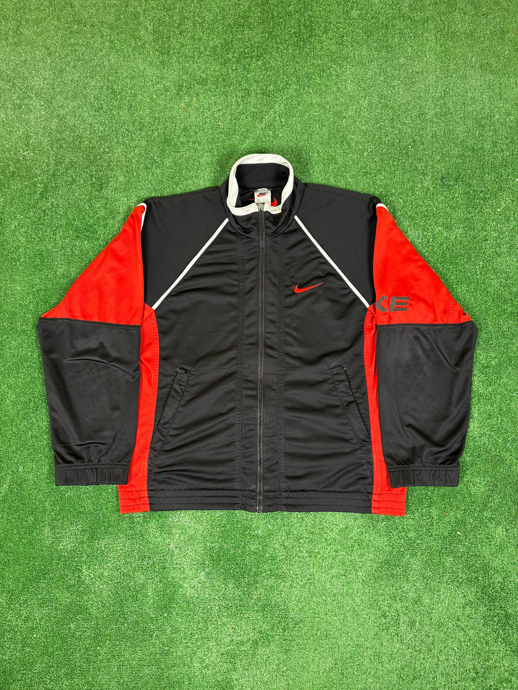 CHAQUETA NIKE ROJA Y NEGRA VINTAGE EXCLUSIVA