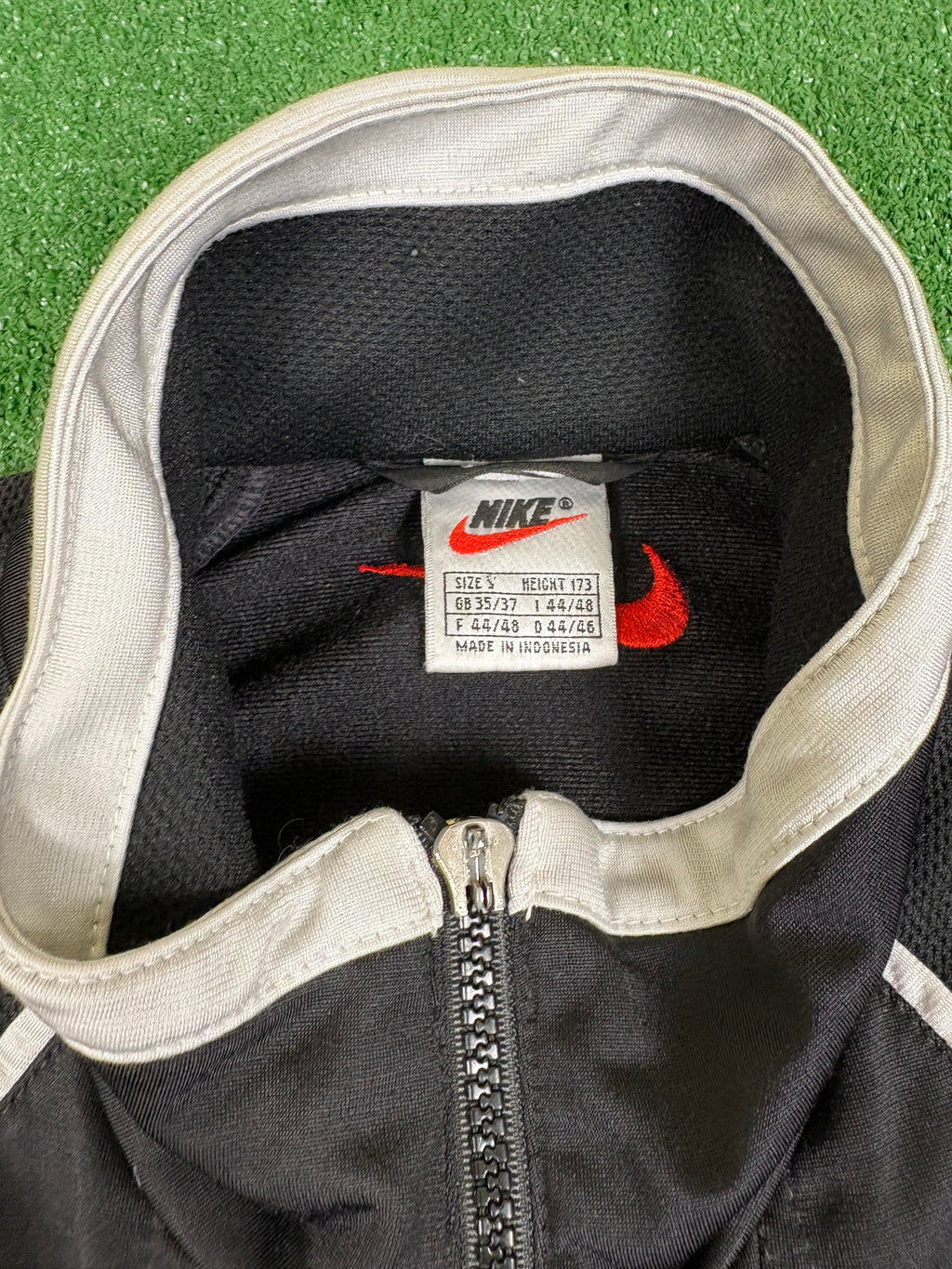 CHAQUETA NIKE ROJA Y NEGRA VINTAGE EXCLUSIVA