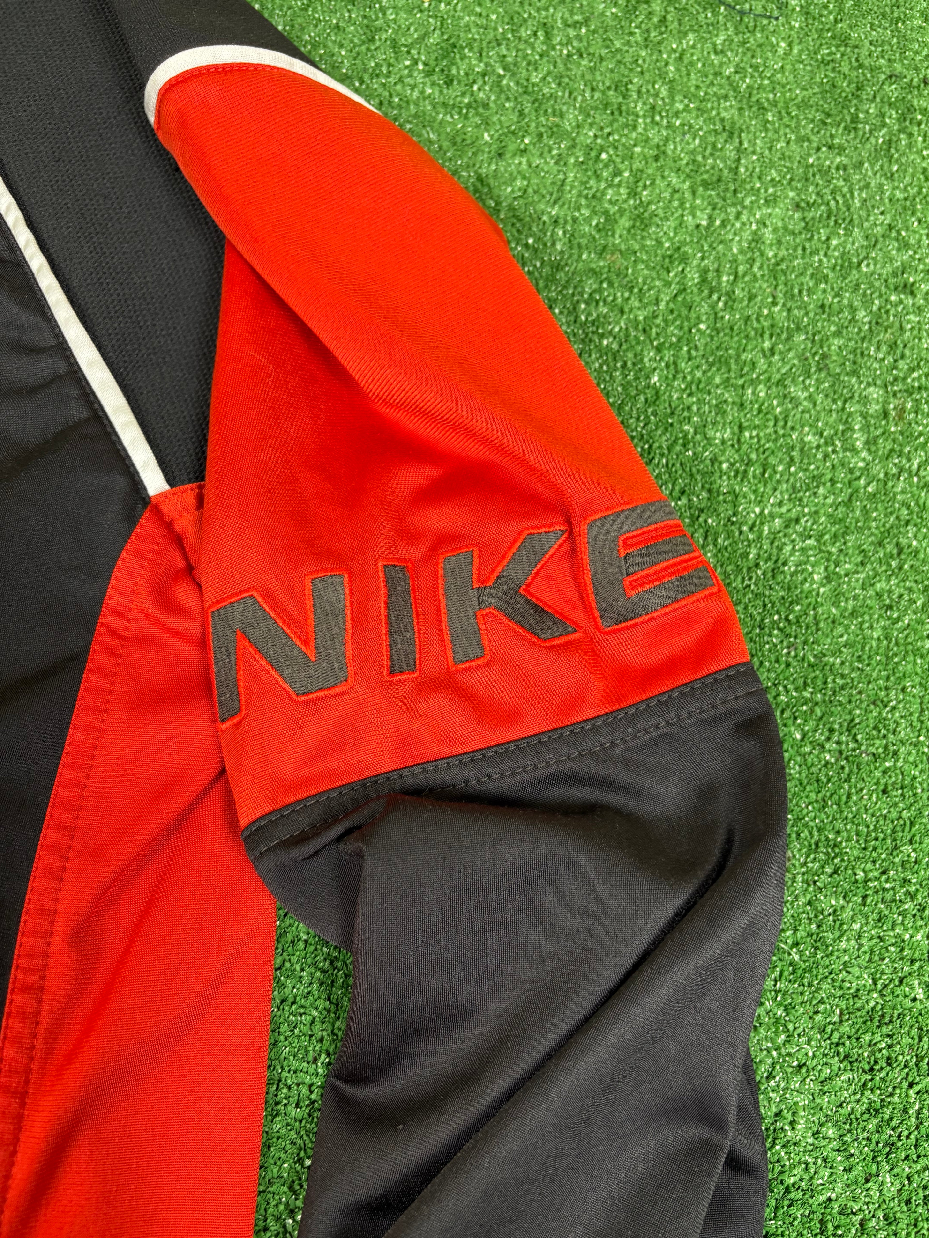 CHAQUETA NIKE ROJA Y NEGRA VINTAGE EXCLUSIVA