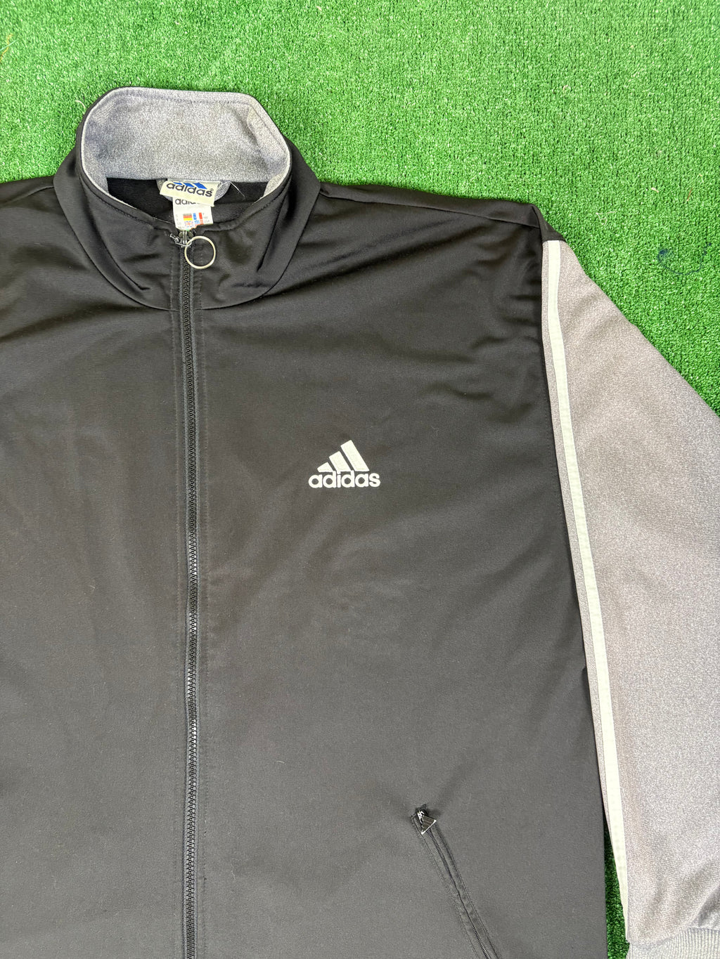 CHAQUETA ADIDAS ORIGINAL NEGRA Y GRIS VINTAGE Y2K