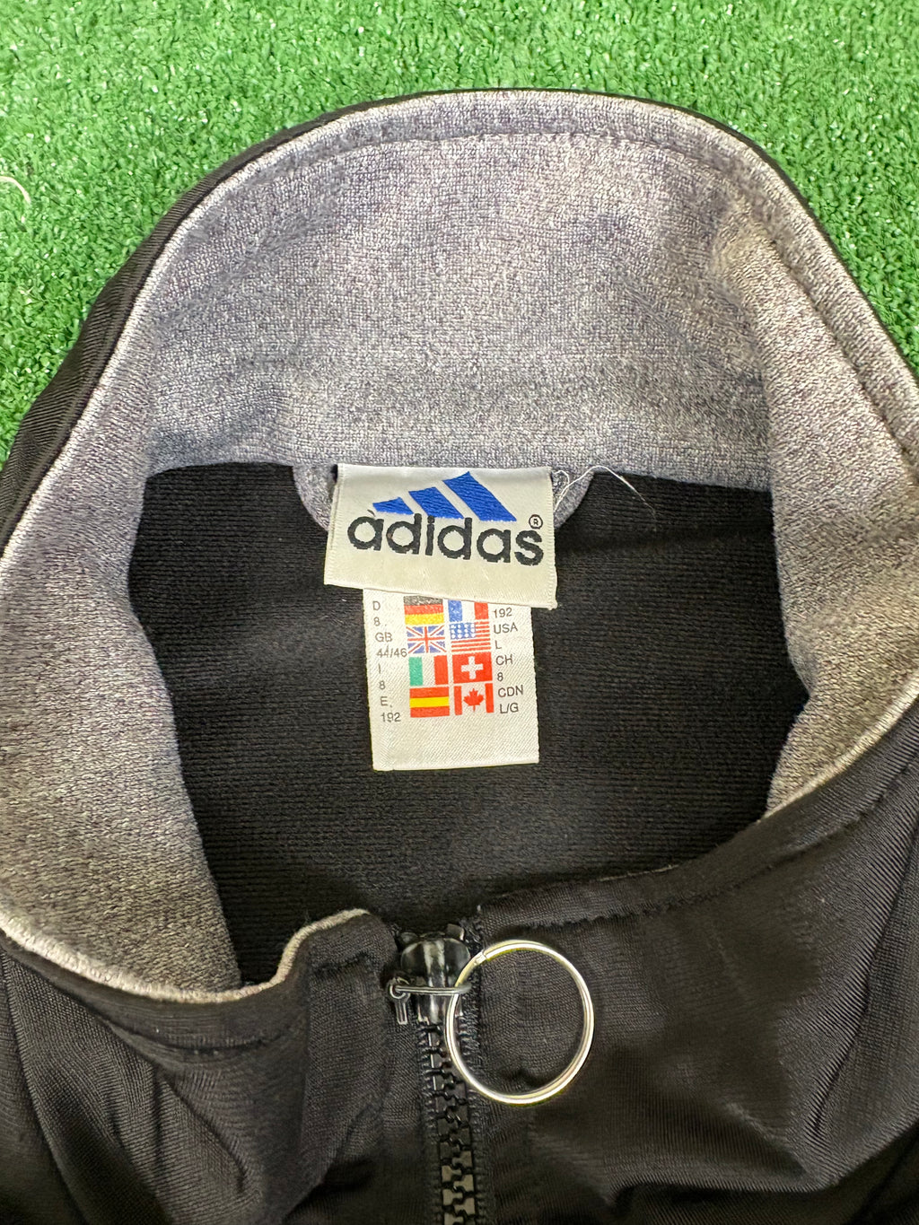 CHAQUETA ADIDAS ORIGINAL NEGRA Y GRIS VINTAGE Y2K
