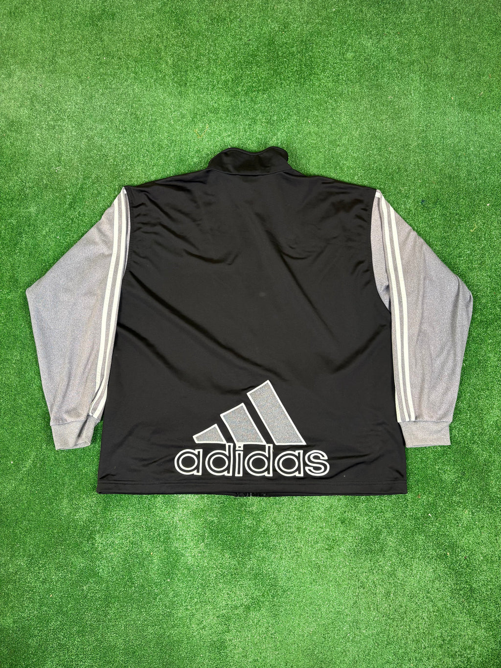 CHAQUETA ADIDAS ORIGINAL NEGRA Y GRIS VINTAGE Y2K